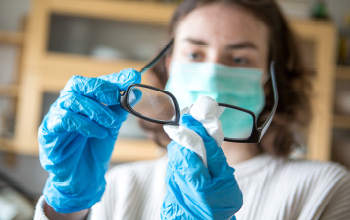 Sasszemklinika asszisztensei megtisztítják a szemüvegeket