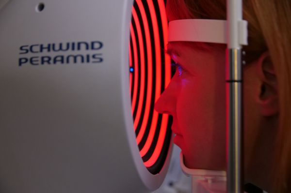 Sasszemklinika csúcstechnológiás mérőeszköze, a Schwind Peramis vizsgálat közben