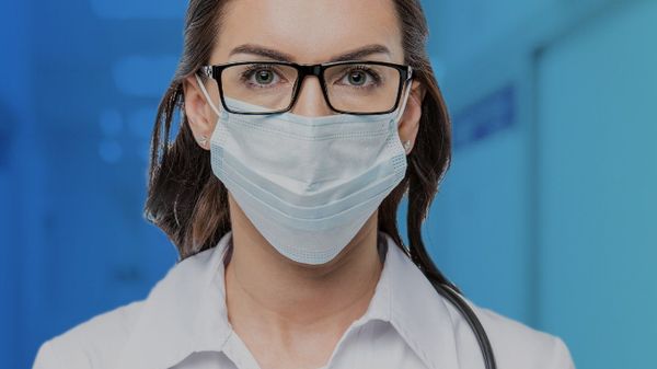 Tartalék szemüvegekkel segítik az egészségügyi dolgozókat